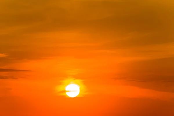 Punainen ilta taivas auringonlasku tausta — kuvapankkivalokuva