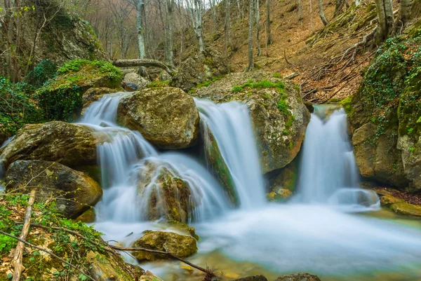 Petite cascade bleue sur une rivière de montagne — Photo
