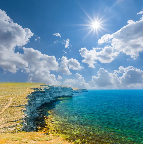 Heißer Sommer felsige Meeresküste — Stockfoto