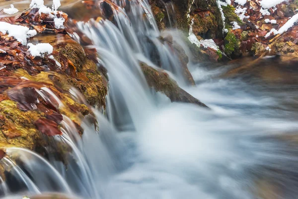 Närbild blå vinter mountain brook — Stockfoto