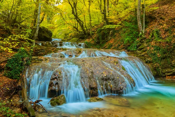 Primo piano cascata blu autunno scena — Foto Stock