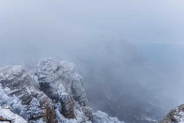 Invierno montaña nevada en una niebla — Foto de Stock