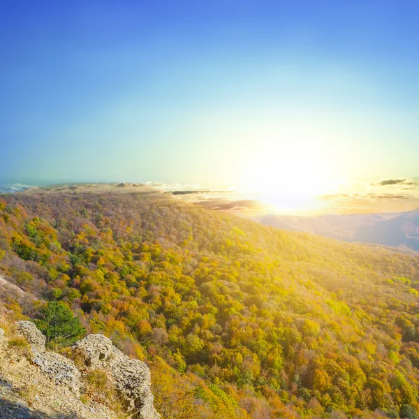 Puesta de sol tranquila sobre un valle de montaña de otoño —  Fotos de Stock
