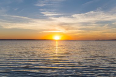 Sessiz bir gölün üzerinde dramatik gün batımı