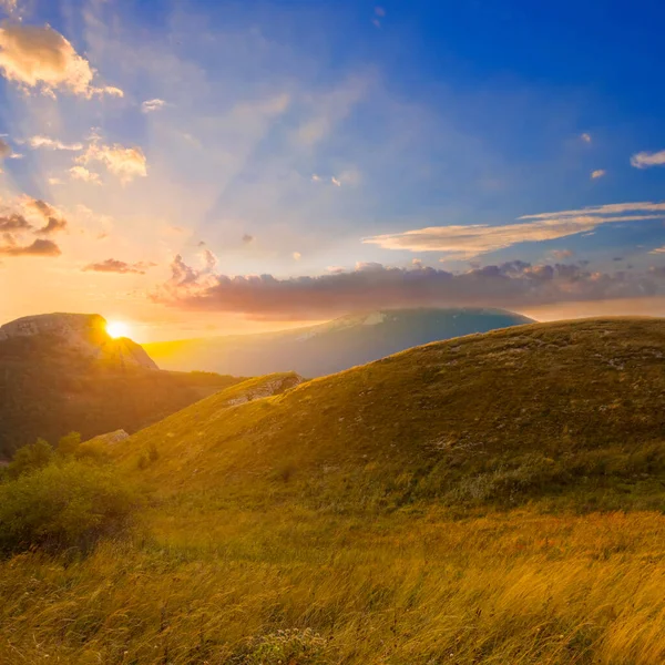 夕日の緑の山の谷 — ストック写真