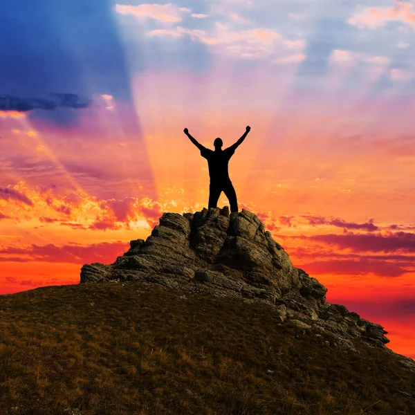 Silhueta Homem Ficar Topo Montagem Pôr Sol Dramático Cena Feliz — Fotografia de Stock