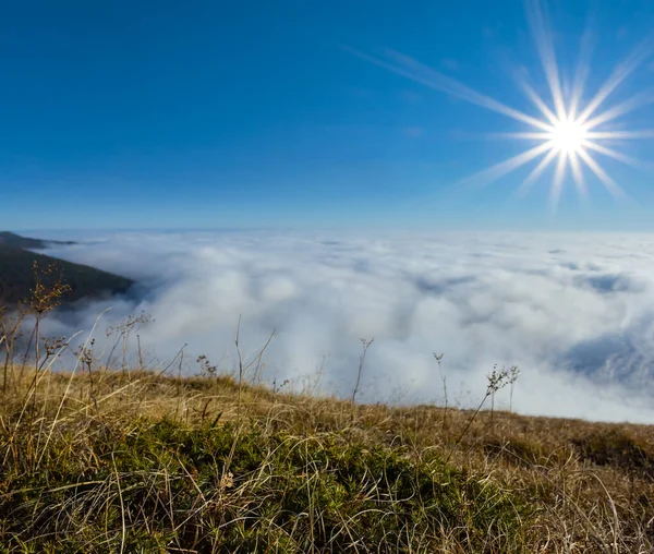 Mountain Plateau Dense Clouds Sparkle Sun — Stock Photo, Image