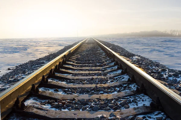 Ferrovia Primo Piano Tra Pianura Innevata All Alba — Foto Stock