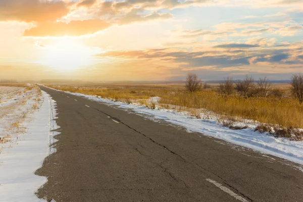 Camino Asfalto Entre Una Pradera Nevada Atardecer —  Fotos de Stock