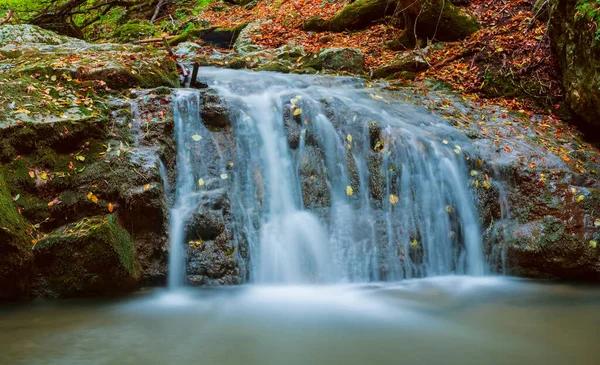 Großaufnahme Riesiger Wasserfall Auf Einem Gebirgsfluss — Stockfoto