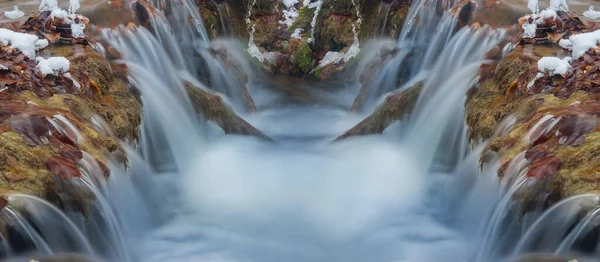 Zbliżenie Mały Wodospad Górskiej Rzece — Zdjęcie stockowe