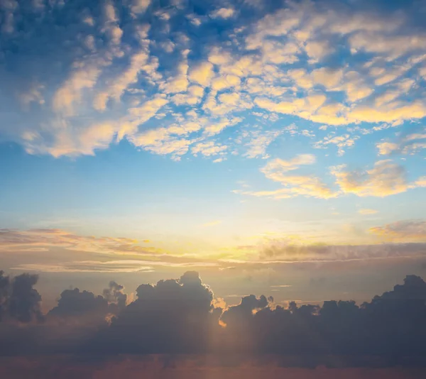 Sol Saliendo Una Densa Cúmulo Nubes Temprano Mañana Naturla Fondo —  Fotos de Stock