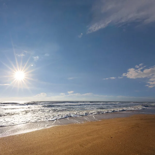 Красивый Песчаный Пляж Сияющим Солнцем Летняя Сцена Отдыха — стоковое фото