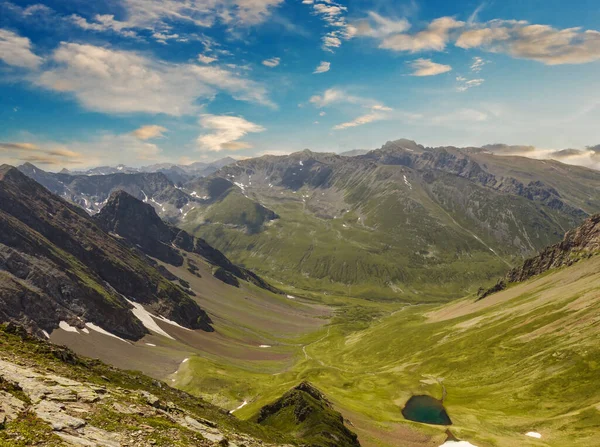 Гірський Ланцюг Над Зеленою Долиною — стокове фото