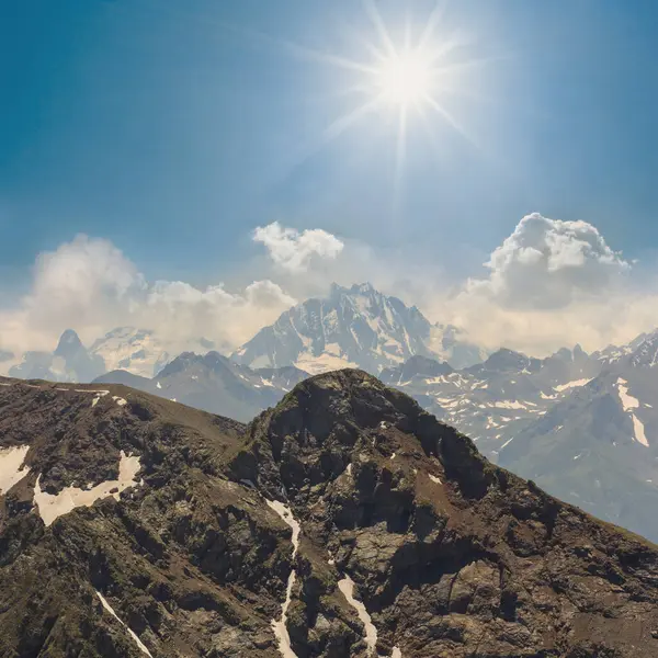 Dağ Sırtı Bir Işıltı Güneş Altında Bir Karda — Stok fotoğraf