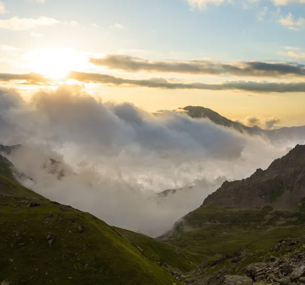 Bergtal Nebel Und Dichte Wolken Bei Sonnenuntergang — Stockfoto