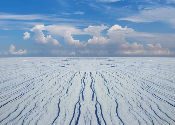 Zima Snowbound Równina Pod Błękitnym Zachmurzonym Niebem Zima Zewnątrz Naturalne — Zdjęcie stockowe