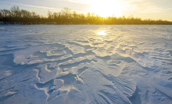 Μεγάλο Παγωμένο Ποτάμι Στο Ηλιοβασίλεμα Χειμώνα Φυσικό Υπόβαθρο — Φωτογραφία Αρχείου
