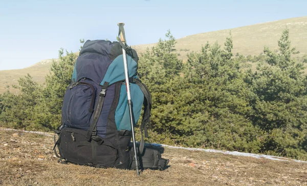 Primer Plano Mochila Turística Estancia Una Pendiente Colina Fondo Equipo —  Fotos de Stock