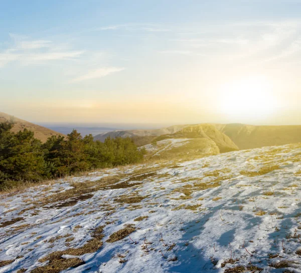 Berghang Der Bei Sonnenuntergang Mit Schnee Bedeckt Ist — Stockfoto