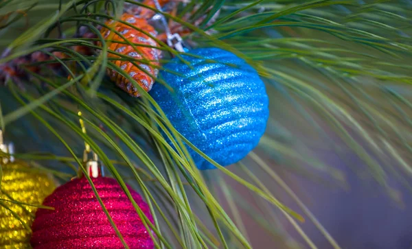 Weihnachten Silvesterspielzeug Auf Einem Tannenzweig Winterurlaub Hintergrund — Stockfoto