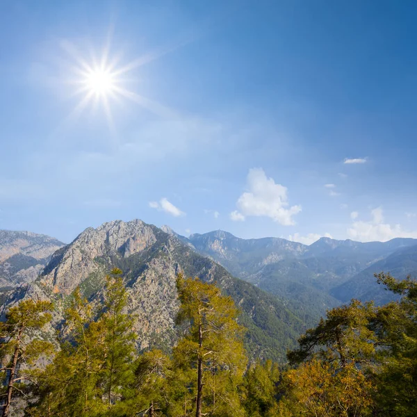 Bergkette Unter Funkelnder Sonne — Stockfoto