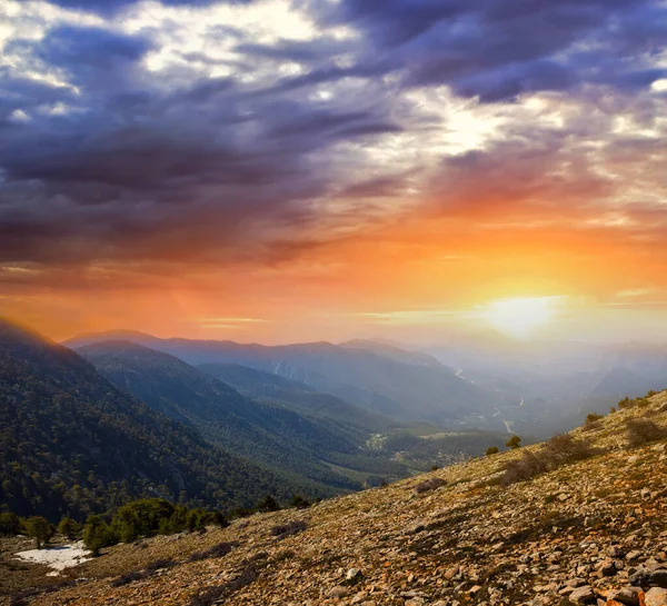 Dağ Vadisi Dramatik Günbatımında — Stok fotoğraf