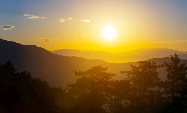 Sylwetka Łańcucha Górskiego Mgle Zachodzie Słońca — Zdjęcie stockowe