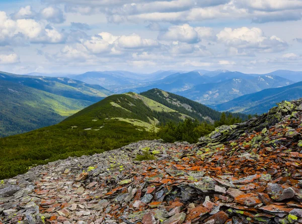 Monte Pedras Vermelhas Uma Inclinação Montagem Cena Viagem Livre — Fotografia de Stock