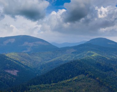 Yoğun kümülüs bulutlarında yeşil dağ sırtı