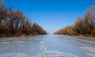Kış donmuş nehri aydınlık soğuk bir günde