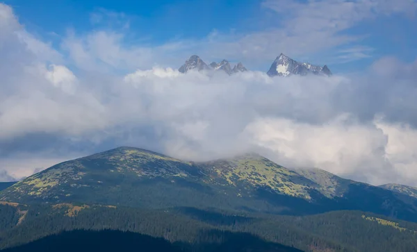 Crête Montagne Verte Dans Cumulus Dense Nuages — Photo