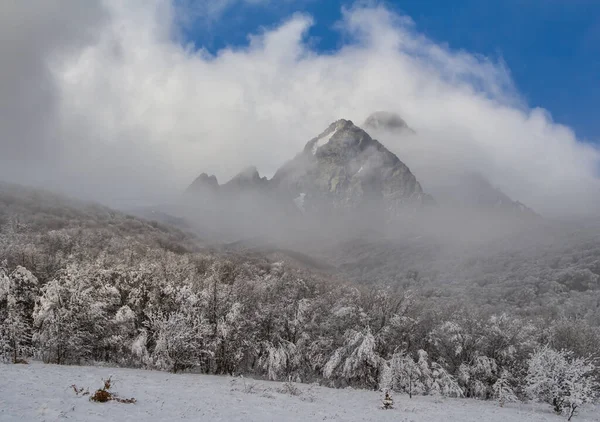 Κοιλάδα Του Βουνού Ένα Χιόνι Χειμώνα Ταξίδι Φόντο — Φωτογραφία Αρχείου