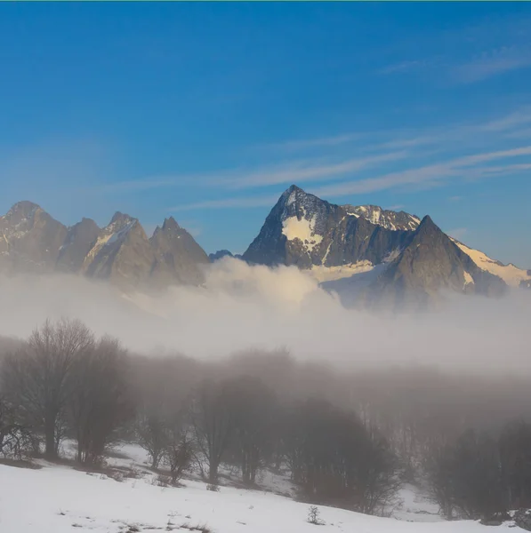 Winter Mountain Valley Dense Clouds Mist Winter Travel Background — ストック写真