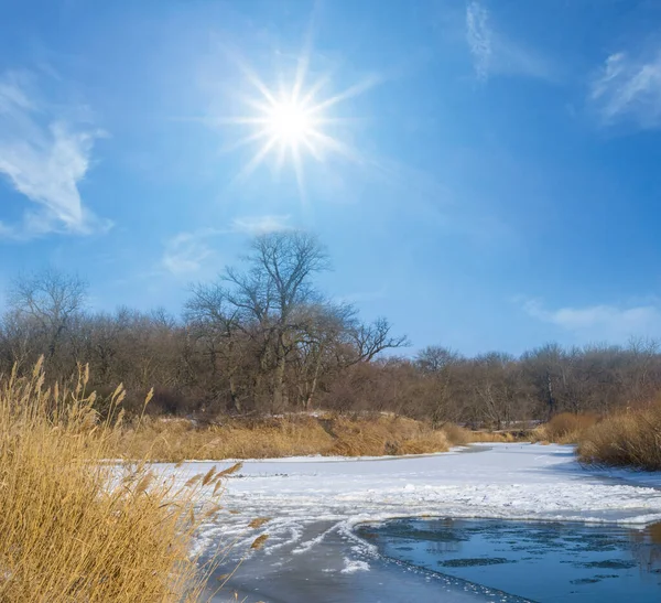 Vinter Frusen Flod Glittrande Sol Vinter Utomhus Scen — Stockfoto