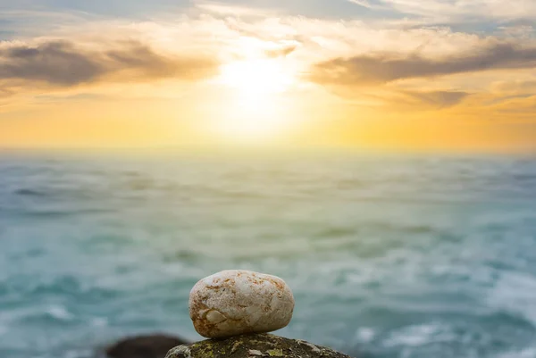 Pequeña Piedra Encuentran Costa Del Mar Atardecer — Foto de Stock