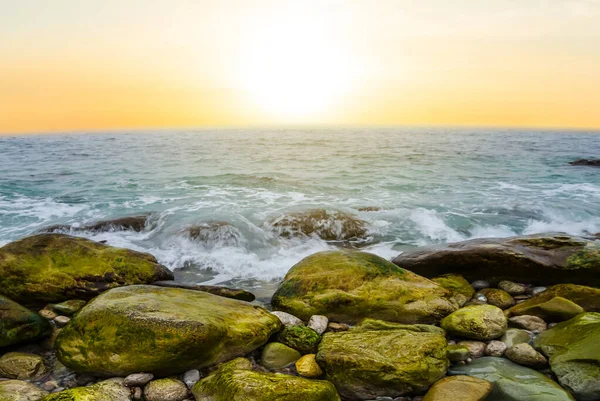 Ακτή Της Θάλασσας Πέτρες Στο Ηλιοβασίλεμα Φυσικό Θαλάσσιο Υπόβαθρο — Φωτογραφία Αρχείου
