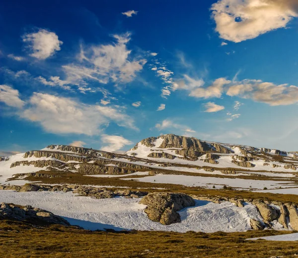 雪中的山岭 自然的旅行背景 — 图库照片