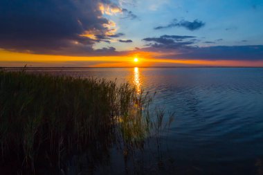 Sessiz göl üzerinde dramatik gün batımı, açık hava manzarası