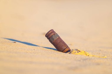 Eski paslı kurşun asand üzerinde yatıyor, çölde savaşın yankıları.