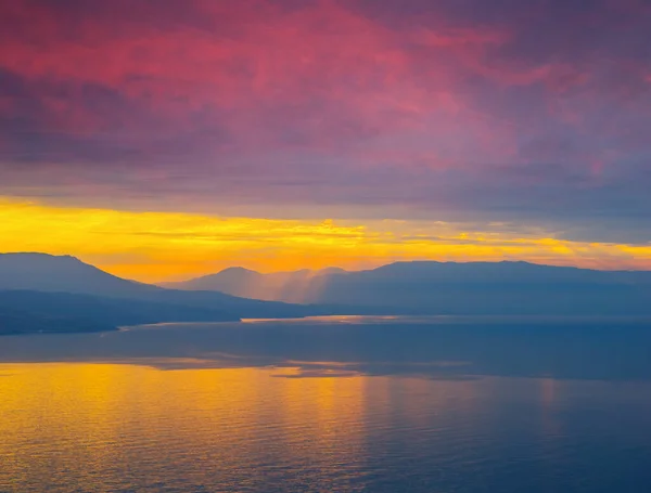 静かな海の湾は劇的な夕日屋外の自然背景 — ストック写真