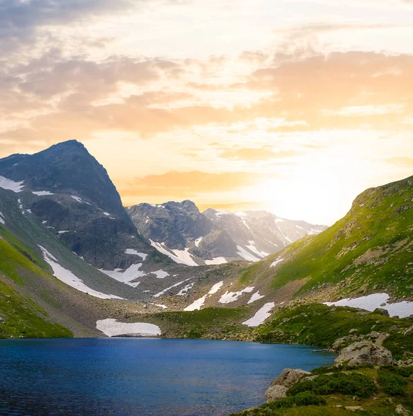 Danau Biru Kecil Sebuah Lembah Pegunungan Hijau Matahari Terbenam Dramatis — Stok Foto