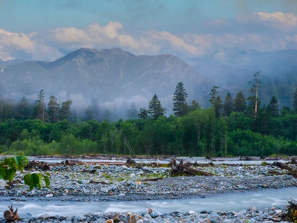 Řeka Protékající Mlhavým Horským Údolím — Stock fotografie