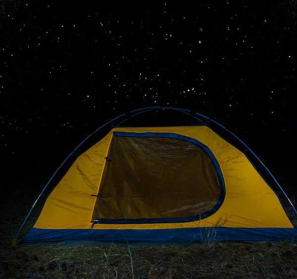 Closeup Tenda Turística Laranja Sob Céu Estrelado Noite Fundo Viagem — Fotografia de Stock