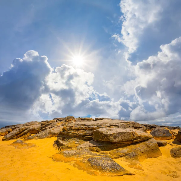 Tas Pierres Sur Dune Sable Sous Soleil Scintillant — Photo