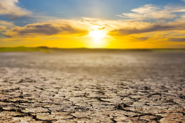 Suchá Popraskaná Země Při Dramatickém Západu Slunce Ekologická Kalamita Pozadí — Stock fotografie