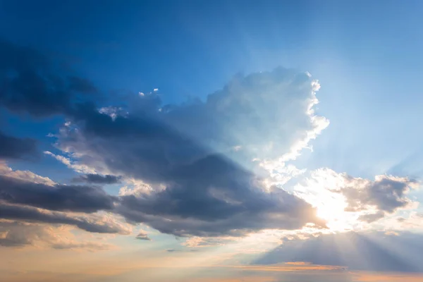 Μπλε Ουρανός Πυκνά Σύννεφα Στο Ηλιοβασίλεμα Υπαίθριο Φυσικό Υπόβαθρο — Φωτογραφία Αρχείου