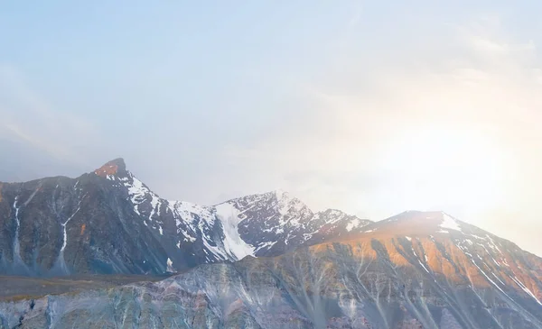 Гірський Хребет Снігу Заході Сонця Яскрава Сцена Подорожей Відкритому Повітрі — стокове фото