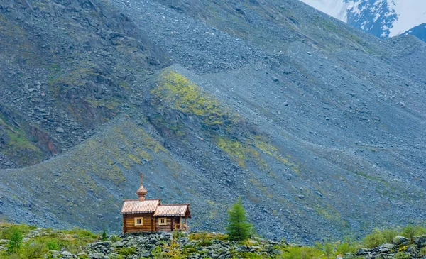 Malý Dřevěný Křesťanský Kostel Svahu Hory — Stock fotografie