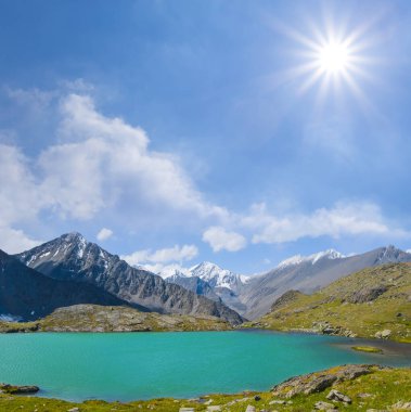 Dağ vadisinde zümrüt göl. Parlak bir güneşin altında.